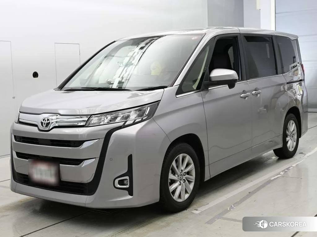 Toyota Noah 2023 из Японии