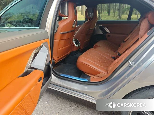 BMW i7 2024 Серебристо-серый из Китая
