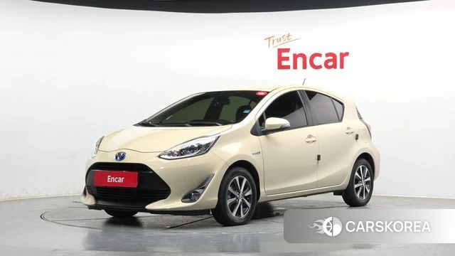 Toyota Prius C 2018 Жемчужный цвет из Кореи