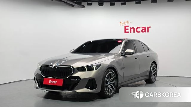 BMW 5 Series (G60) 2025 Песочный из Кореи