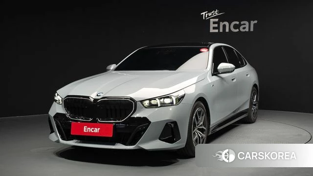 BMW 5 Series (G60) 2025 Светло-серебряный цвет из Кореи