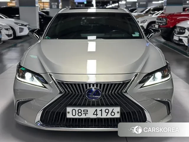 Lexus ES300h 7th generation 2018 Серебряный из Кореи