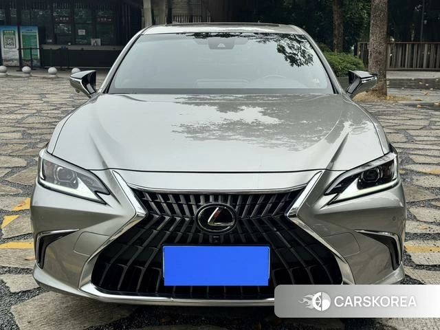 Lexus ES 2022 Серебристо-серый из Китая