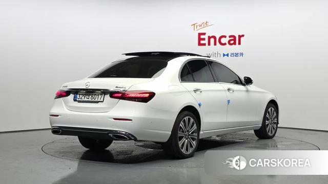 Mercedes-Benz E-Class W213 2021 Белый из Кореи