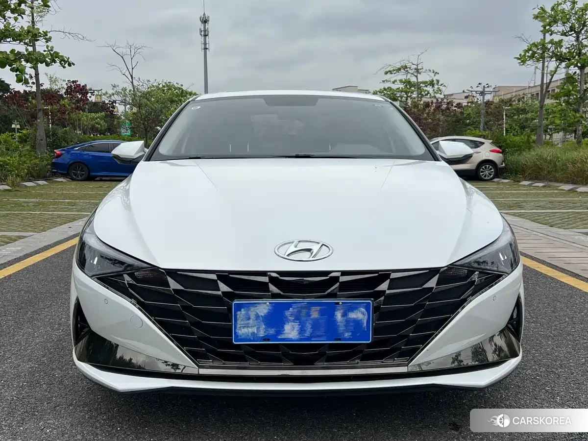 Hyundai Elantra 2023 Белый из Китая