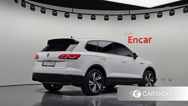 Volkswagen Touareg 3rd generation 2023 Белый из Кореи