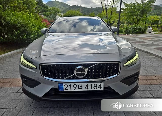 Volvo V60 Cross-Country 2nd Generation 2023 Серый из Кореи