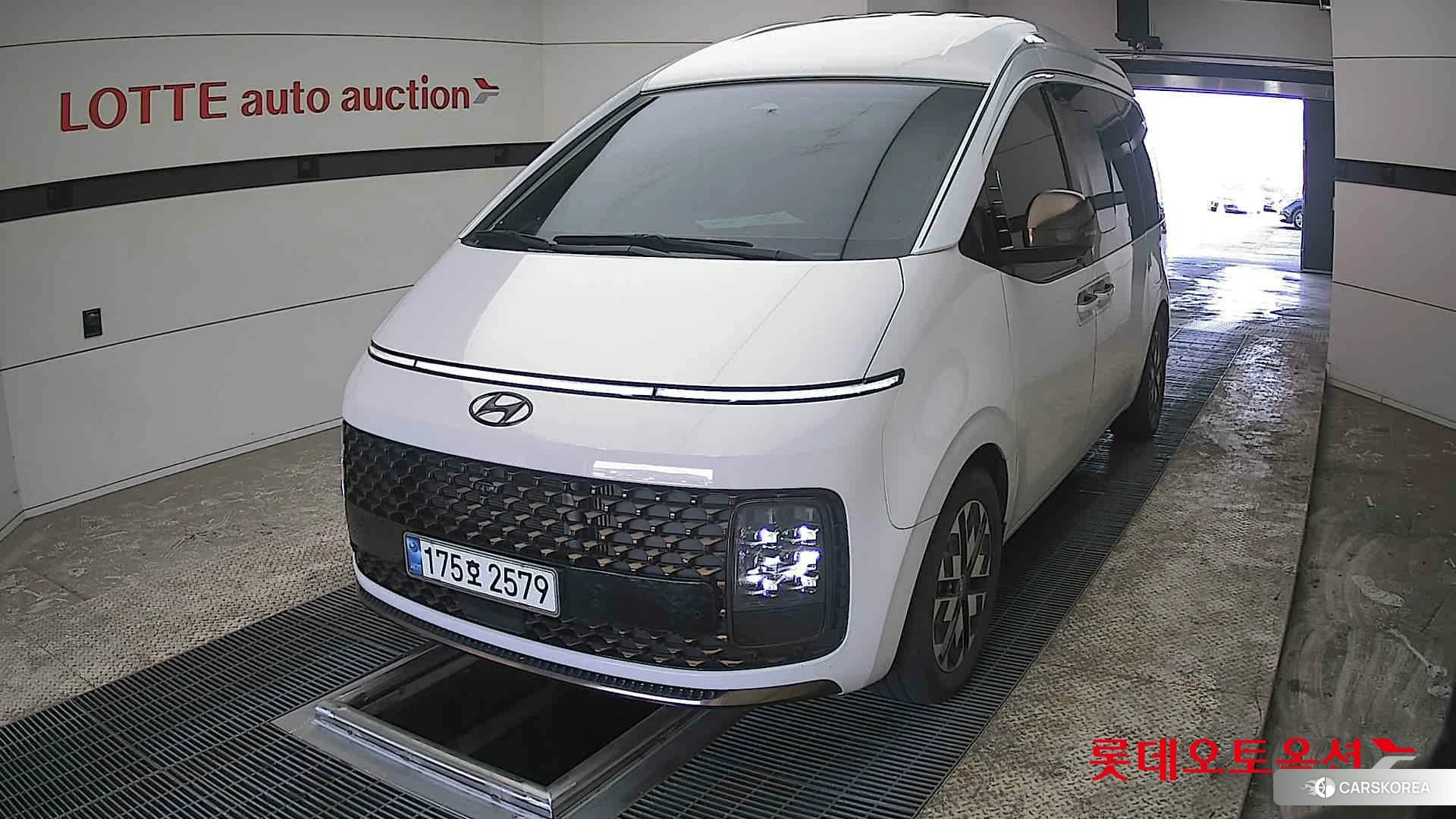Hyundai STARIA LOUNGE Limousine 2023 Белый из Кореи