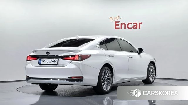 Lexus ES300h 7th generation 2023 Белый из Кореи