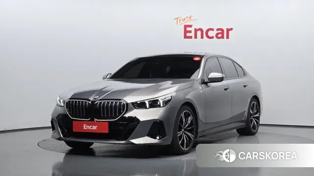 BMW 5 Series (G60) 2025 Серебристо-серый из Кореи