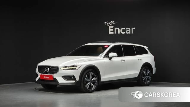 Volvo V60 Cross-Country 2nd Generation 2019 Белый из Кореи