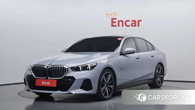 BMW 5 Series (G60) 2025 Серебристо-серый из Кореи