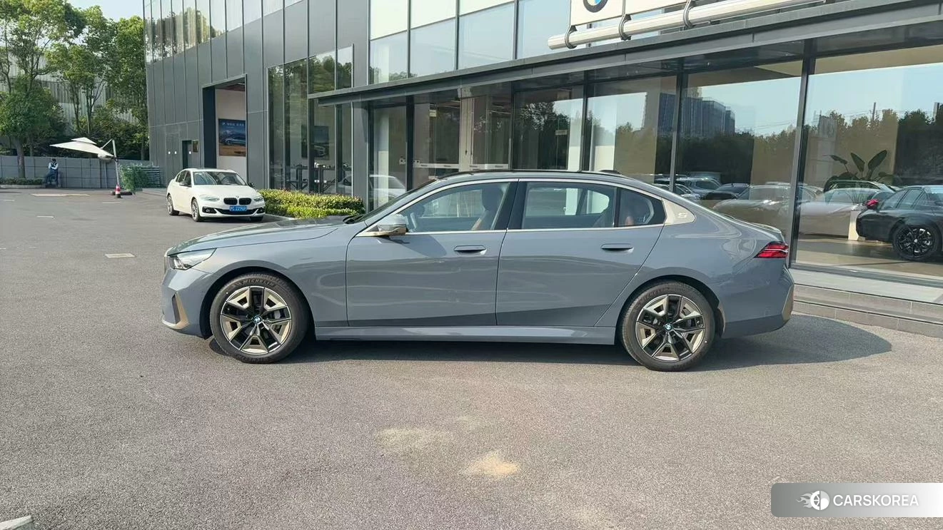 BMW 5 series 2024 Серебристо-серый из Китая