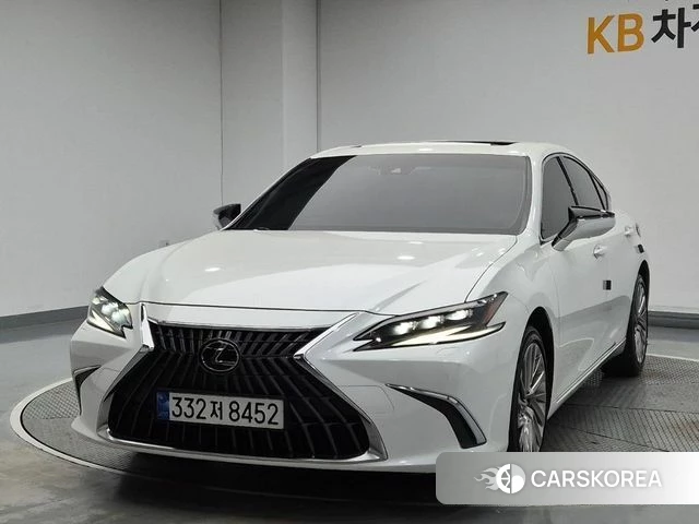 Lexus ES300h 7th generation 2023 Белый из Кореи