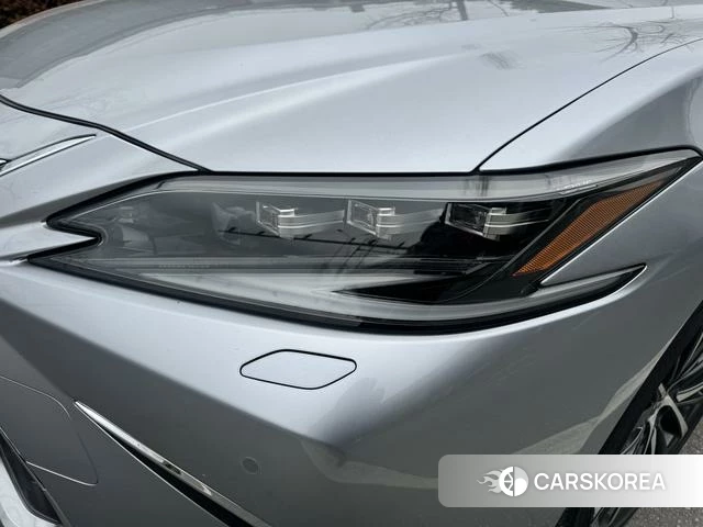 Lexus ES 2024 Серебристо-серый из Китая