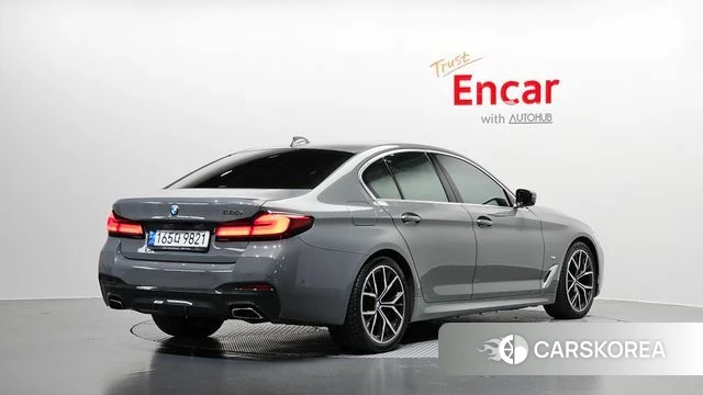 BMW 5 Series (G30) 2022 Серебристо-серый из Кореи
