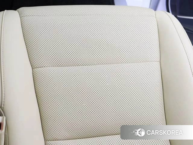 Toyota Elfa 2023 Белый из Китая