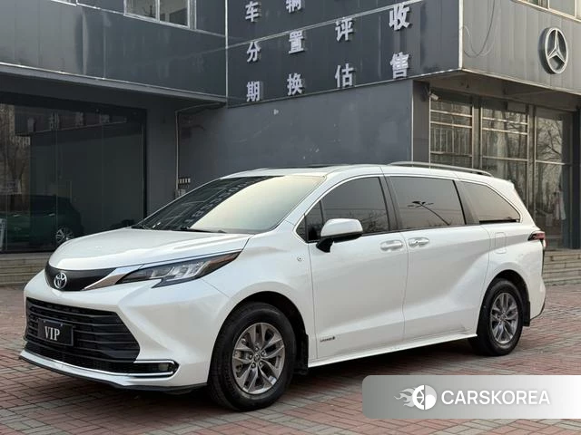 Toyota Sienna 2022 Белый из Китая