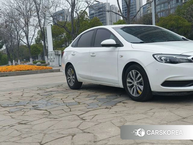 Buick Yinglang 2022 Белый из Китая