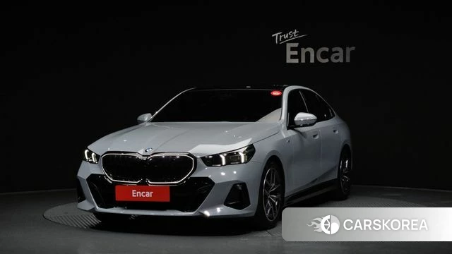 BMW 5 Series (G60) 2024 Светло-серебряный цвет из Кореи