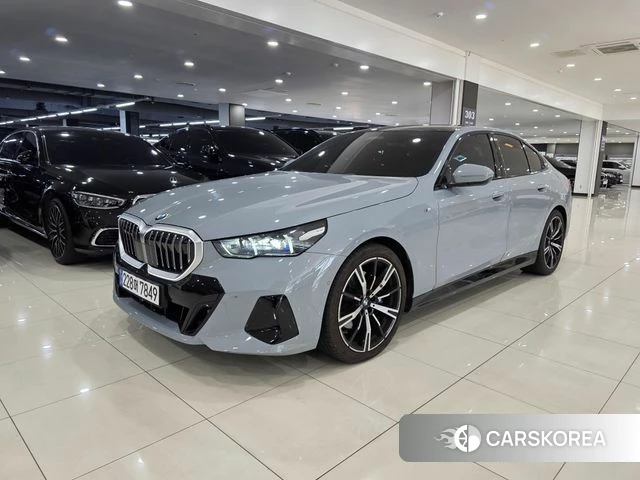 BMW 5 Series (G60) 2025 Серебристо-серый из Кореи