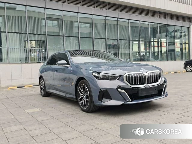 BMW i5 2024 Серебристо-серый из Китая