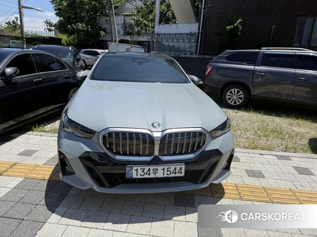 BMW 5 Series (G60) 2025 Цвет галактики из Кореи