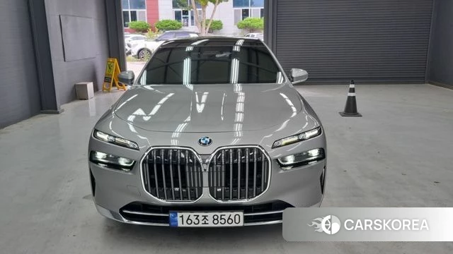 BMW 7 Series (G70) 2023 Серебристо-серый из Кореи