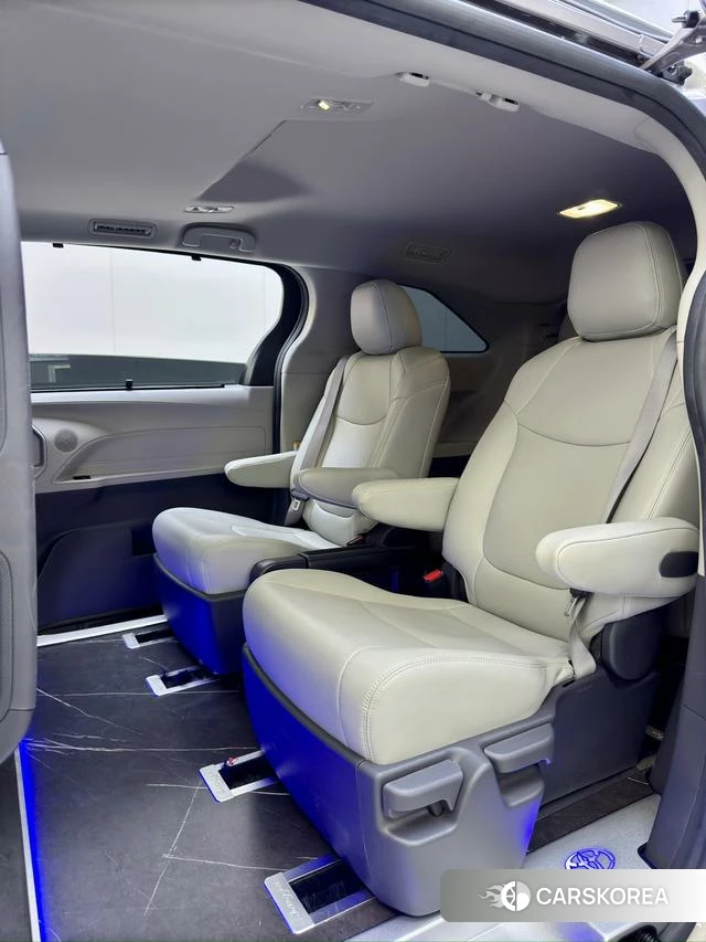 Toyota Saina 2022 Серебристо-серый из Китая