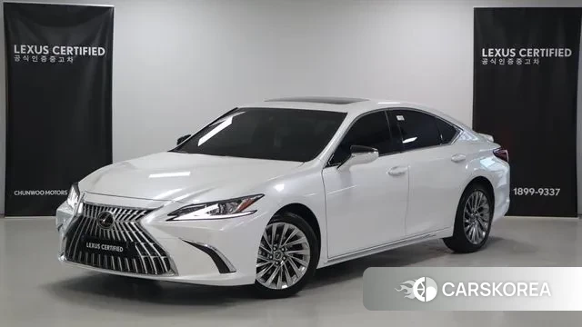 Lexus ES300h 7th generation 2025 Белый из Кореи