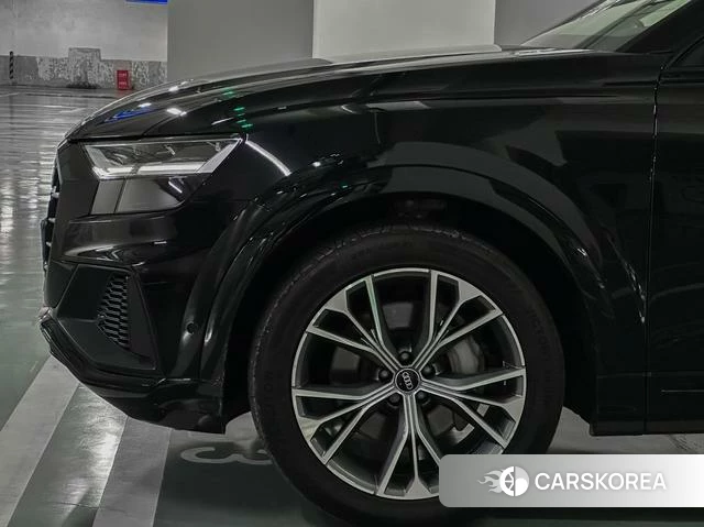 Audi Q8 2021 Черный из Китая
