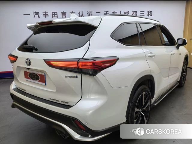 Toyota Crown Lufang 2022 Белый из Китая