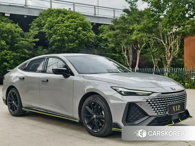 Chang'an UNI-V 2022 Серебристо-серый из Китая