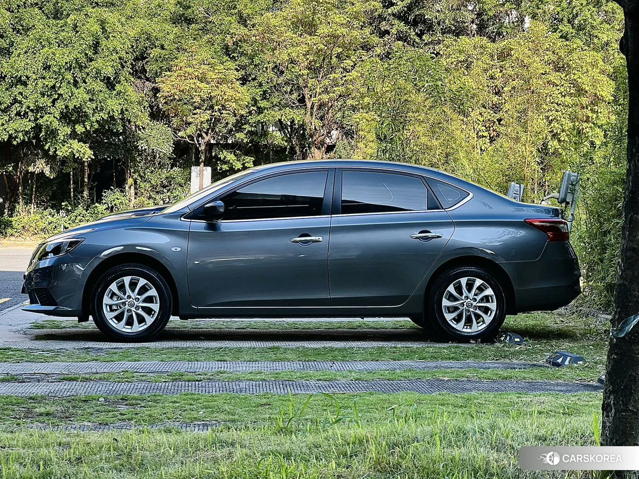 Nissan Xuan Yi 2024 Темно-серый из Китая