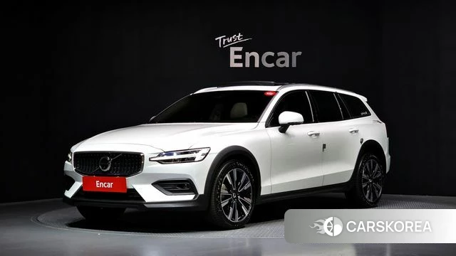 Volvo V60 Cross-Country 2nd Generation 2022 Белый из Кореи