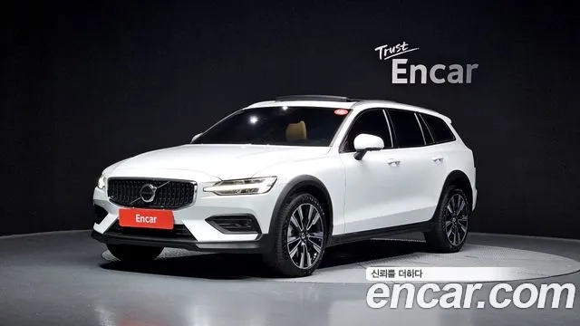 Volvo V60 Cross-Country 2nd Generation 2023 Белый из Кореи