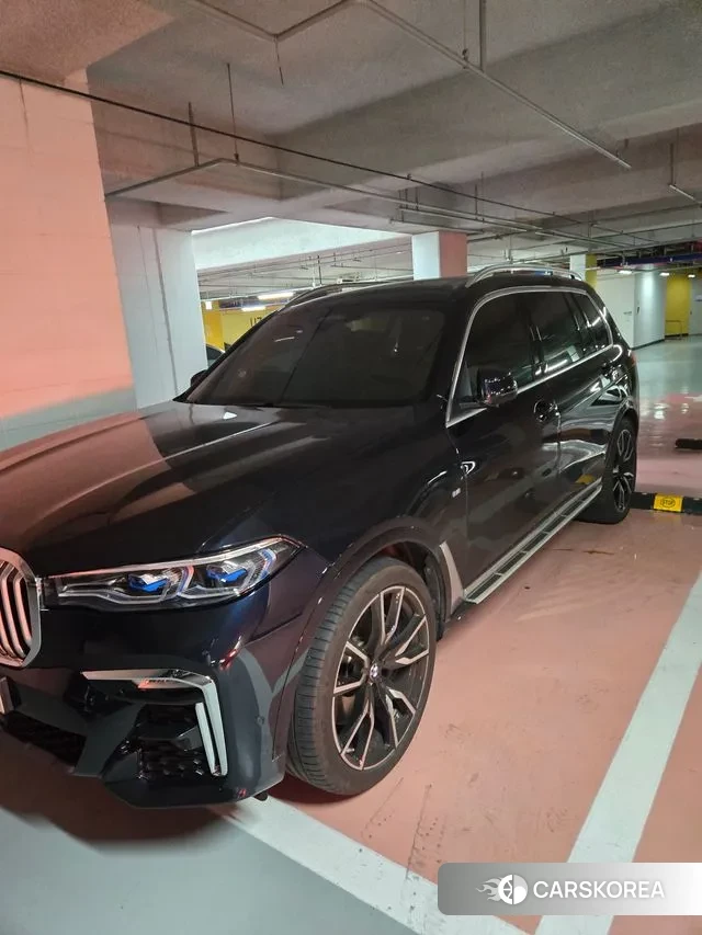 BMW X7 (G07) 2021 Черный двухцветный из Кореи