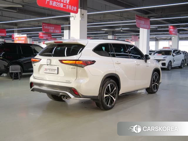 Toyota Crown Lufang 2024 Белый из Китая