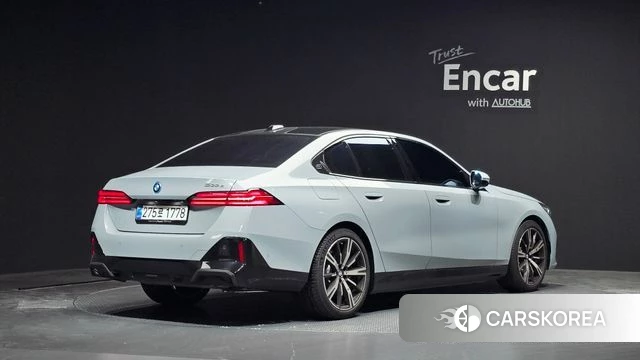 BMW 5 Series (G60) 2025 Светло-серебряный цвет из Кореи