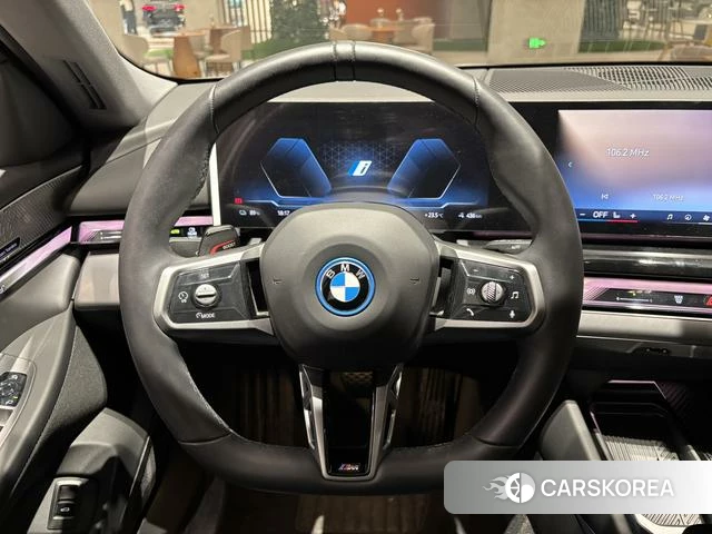 BMW i5 2025 Серебристо-серый из Китая