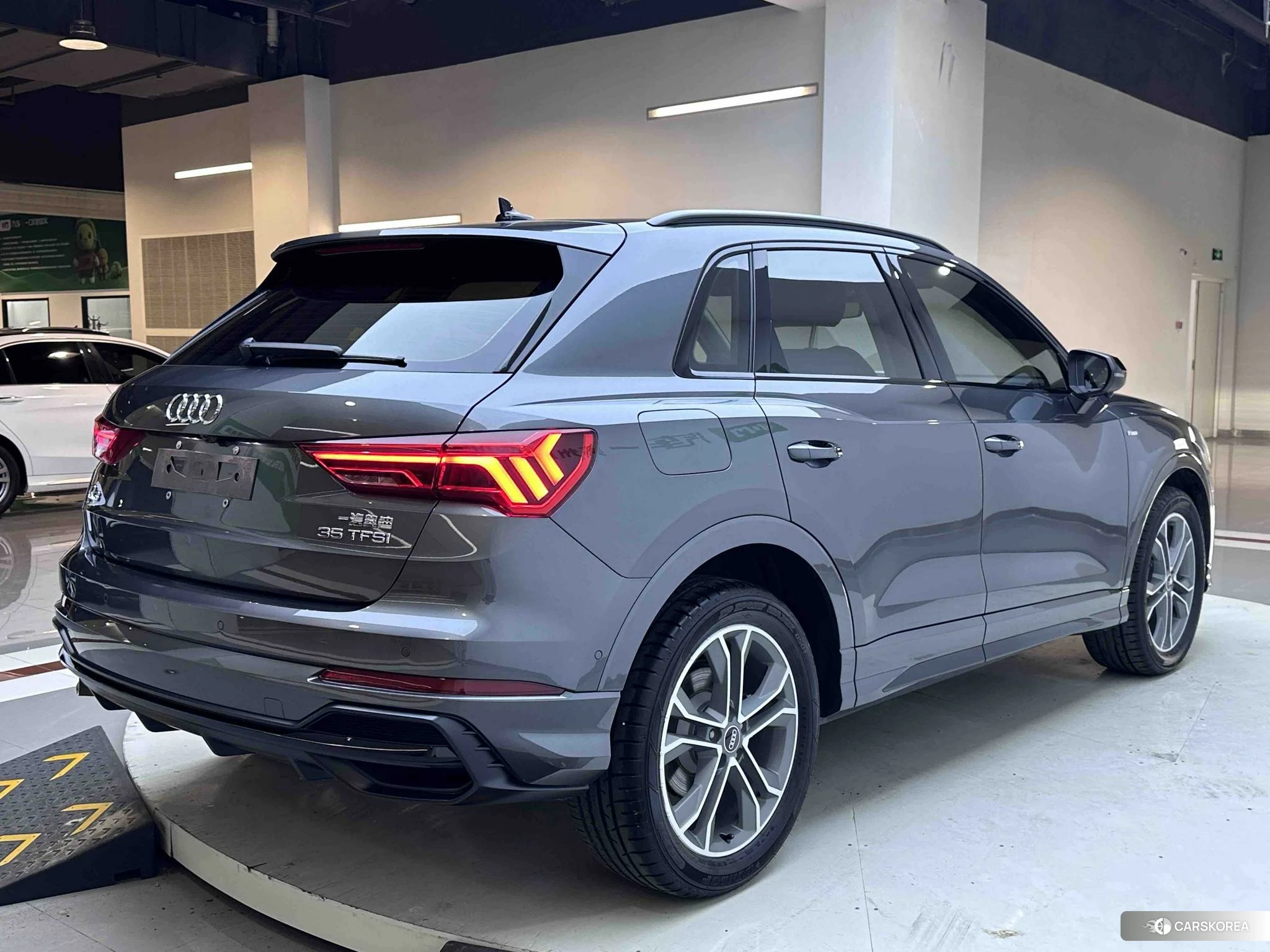 Audi Q3 2022 Темно-серый из Китая