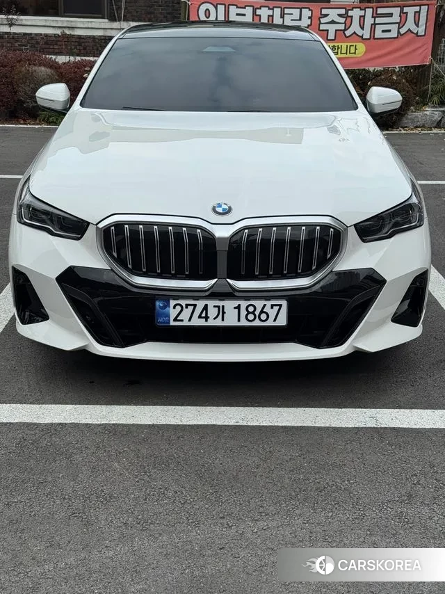 BMW 5 Series (G60) 2024 Жемчужный цвет из Кореи