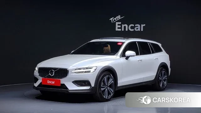 Volvo V60 Cross-Country 2nd Generation 2021 Белый из Кореи