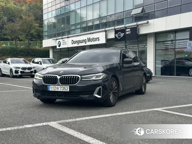 BMW 5 Series (G30) 2022 Серебристо-серый из Кореи