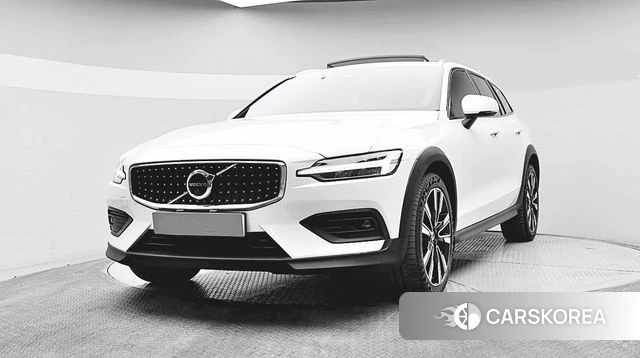 Volvo V60 Cross-Country 2nd Generation 2022 Белый из Кореи