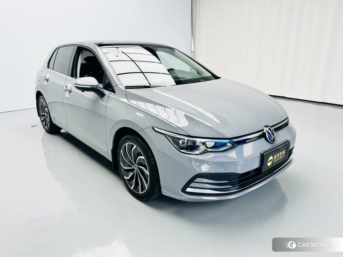 Volkswagen Golf 2023 Серебристо-серый из Китая