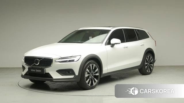 Volvo V60 Cross-Country 2nd Generation 2025 Белый из Кореи