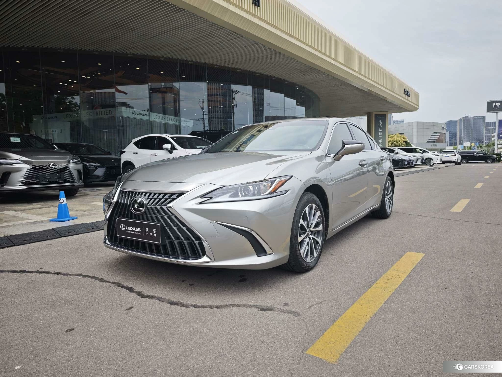 Lexus ES 2022 Серебристо-серый из Китая