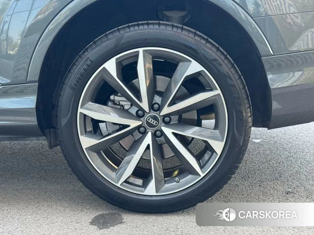 Audi Q7 2021 Темно-серый из Китая