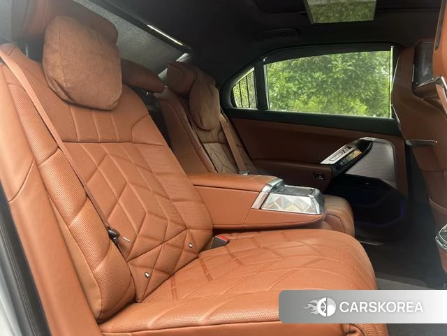 BMW 7 series 2025 Серебристо-серый из Китая
